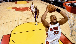 Alonzo Mourning finished his career as the 10th-best shot blocker in NBA history. (GETTY IMAGES)