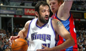 Vlade Divac's jersey No. 21 was recently retired by the Sacramento Kings. (NBAE/GETTY IMAGES)