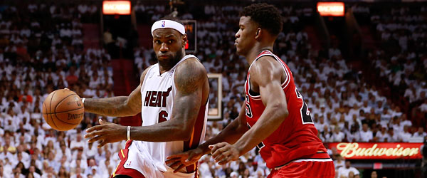 LeBron James is defended by Jimmy Butler. (GETTY IMAGES)