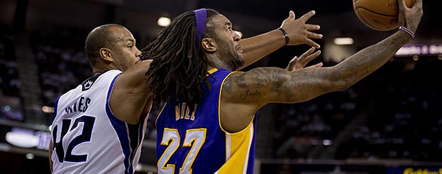 Jordan Hill fuels the Lakers defense against the Kings. (GETTY IMAGES)